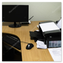 Postazione d’ufficio con periferiche IT
