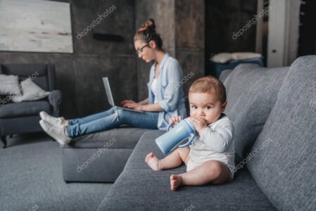 Professionista che lavora in smart working al computer portatile