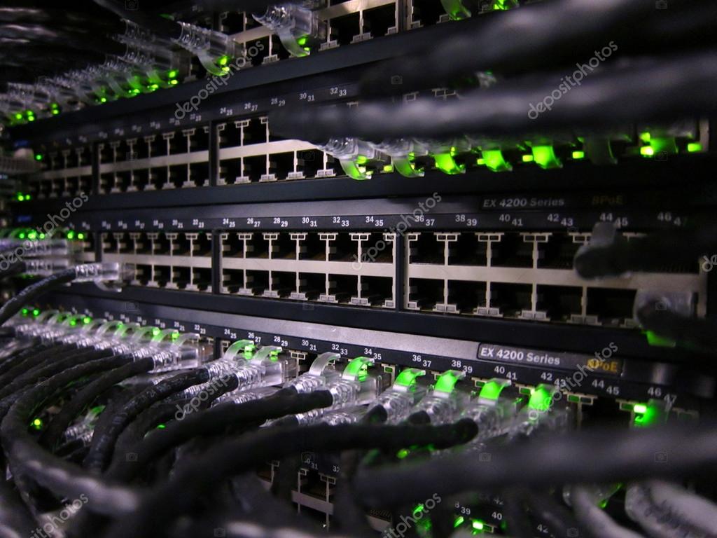 Armadio rack con server e switch di rete