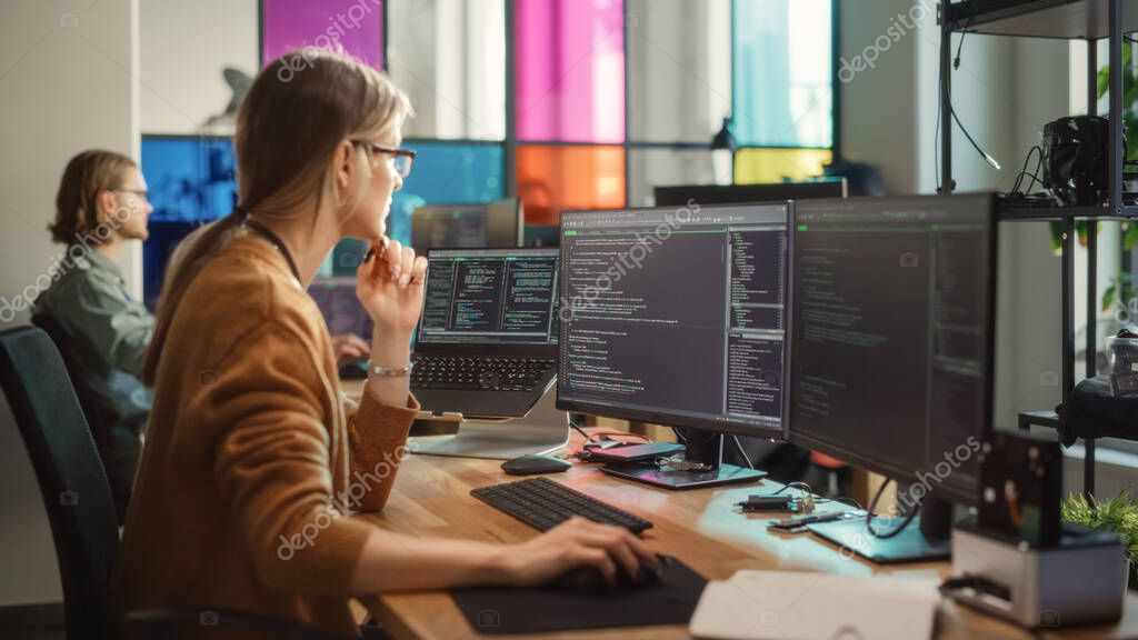 Amministratore di sistema al lavoro davanti a più monitor