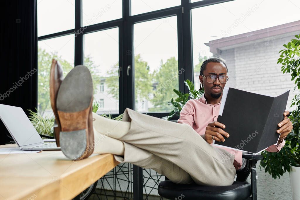 Persone che lavorano in collaborazione su documenti in cloud