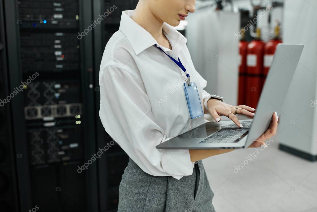 Tecnico informatico che offre supporto a un cliente in ufficio