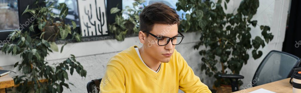 Sessione di formazione informatica con piccolo gruppo di persone