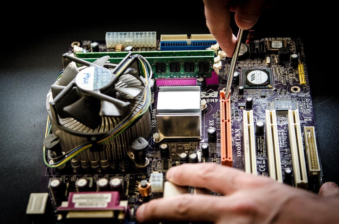 Intervento di assistenza tecnica su computer aziendale